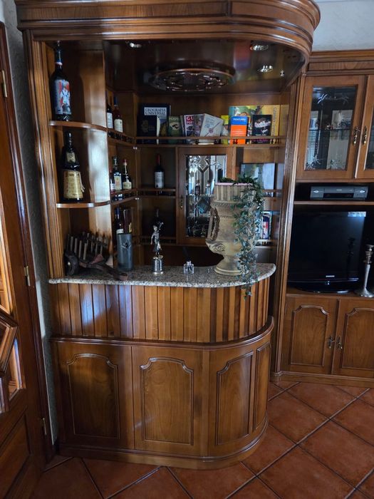 Bar rústico em madeira estilo antigo como novo