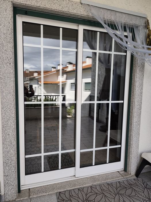 4 conjuntos de Janelas de alumínio com vidro duplo e aros à venda em excelente estado