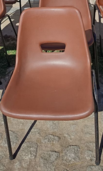 Cadeiras com pés metálicas empilháveis