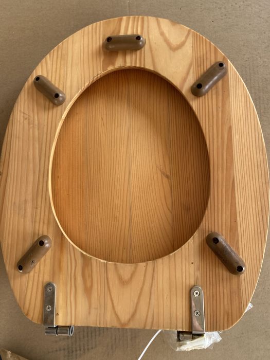 Tampa de sanita em madeira maciça