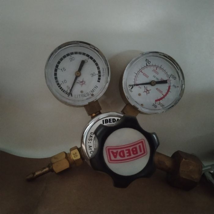 Кисень, Аргон, Азот, Вуглекислота,та газові суміші в балонах.