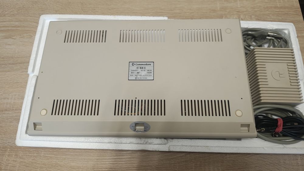 Sprzedam Commodore c 64  stan sklepowy
