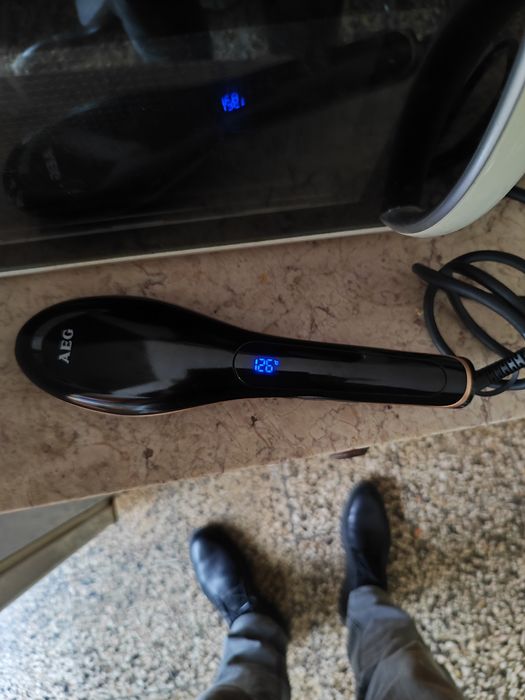 Escova alisadora de cabelo AEG.