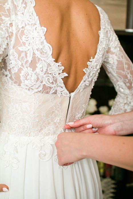 Suknia ślubna koronka długi rękaw plecy w V