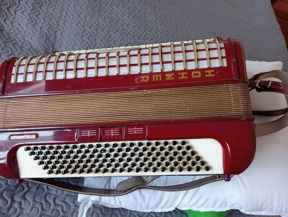 Sprzedam akordeon 120 bas: Hohner Student.
