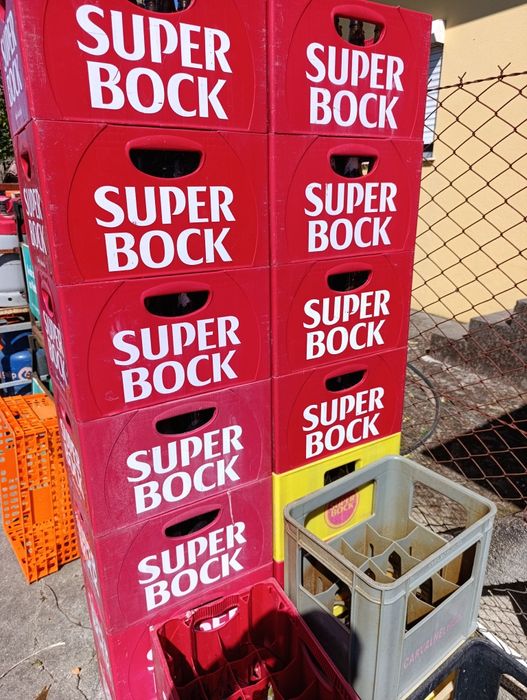 Grades com garrafas de cerveja vazias