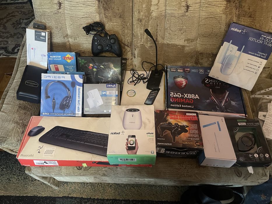 Лот техніки в не робочому стані Материнська плата,клавіатура,мишка