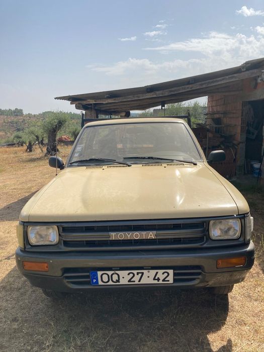 Toyota Hilux 136.000km comprovados.