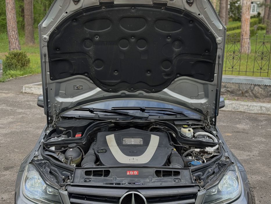 Mercedes-Benz W204 C300 2012 в чудовому стані