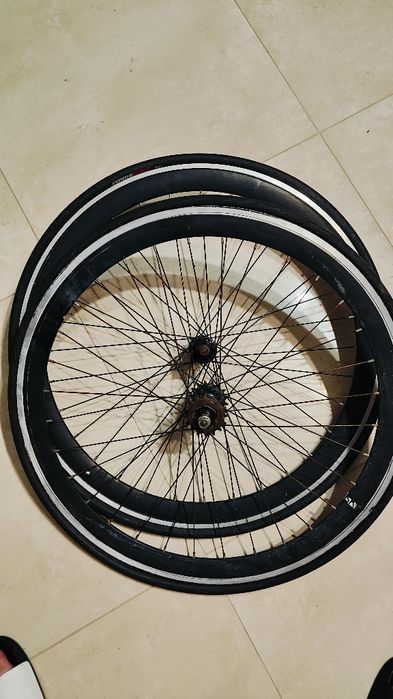 Ostre koło 28c. Wysoki stożek. Koła szosowe.