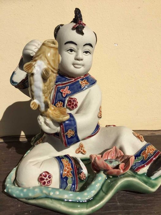 Companhia das Indias -- figura de menino com carpa  13 cm altura