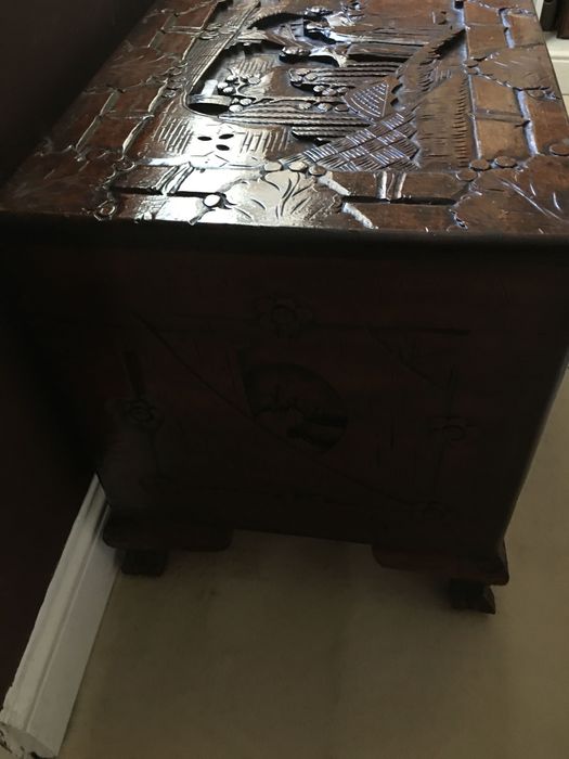 Arca com motivos chineses de cânfora