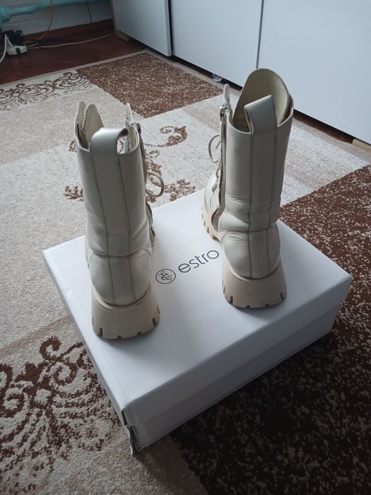 Жіночі ботінки білого кольору