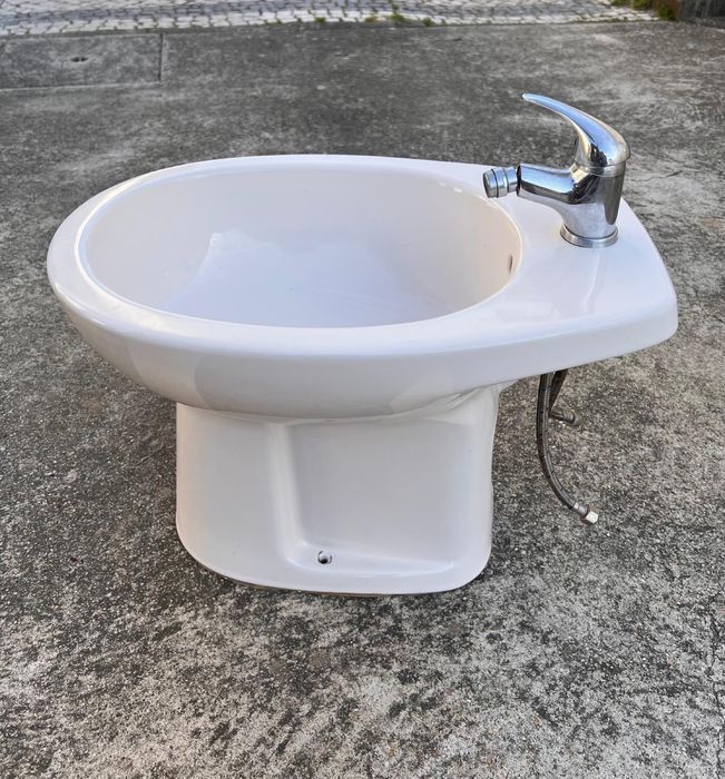 Bidé Sanitana Branco com torneira ** Ler Descrição **
