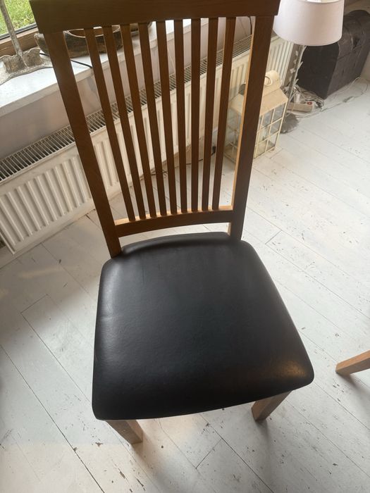 Stół Solidny  z Krzesłami.