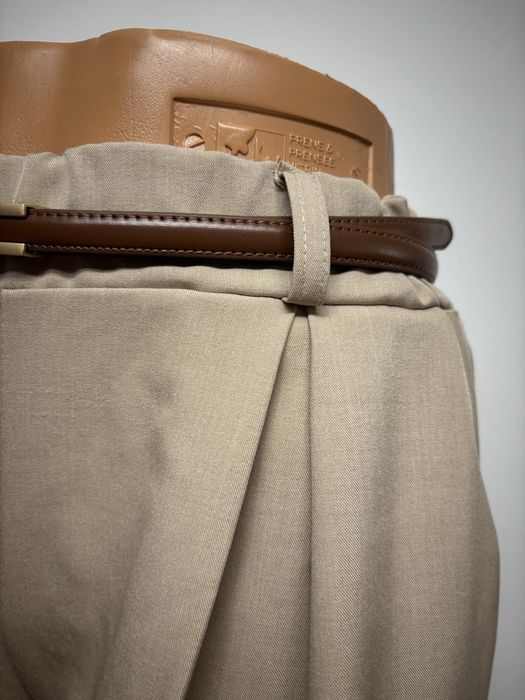 Cienki brązowy pasek z al’a złotą klamrą