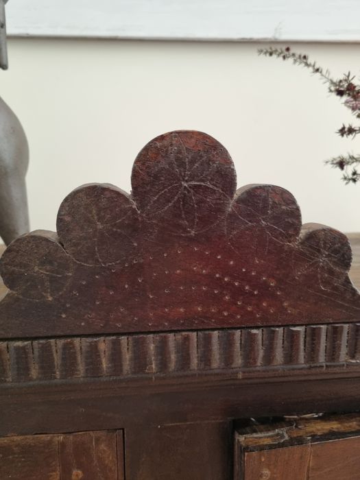 URGENTE Pequeno louceiro antigo