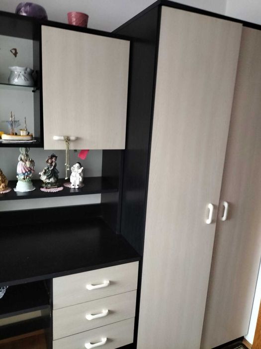 Meble z szafą i biurkiem