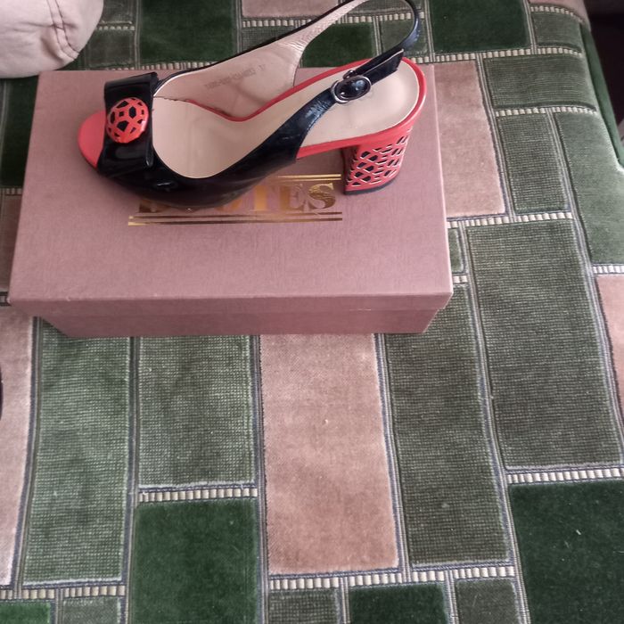 Продаю кожаные  женские босоножки