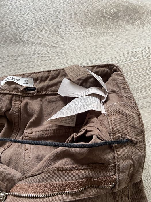 Brązowe spodnie cargo z sznurkami od środka Pull&Bear
