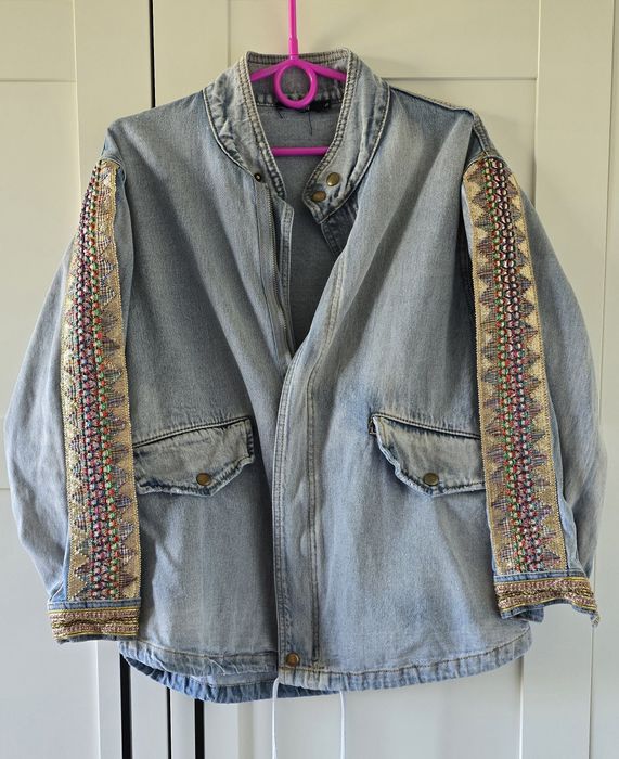 Kurtka jeansowa, katana, aplikacje