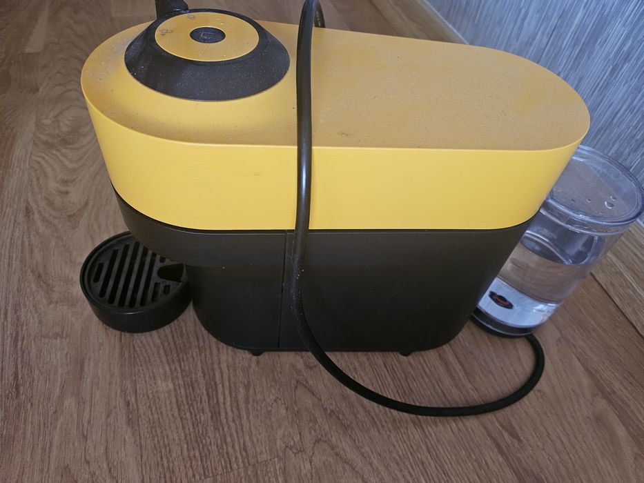 Máquina de café amarela