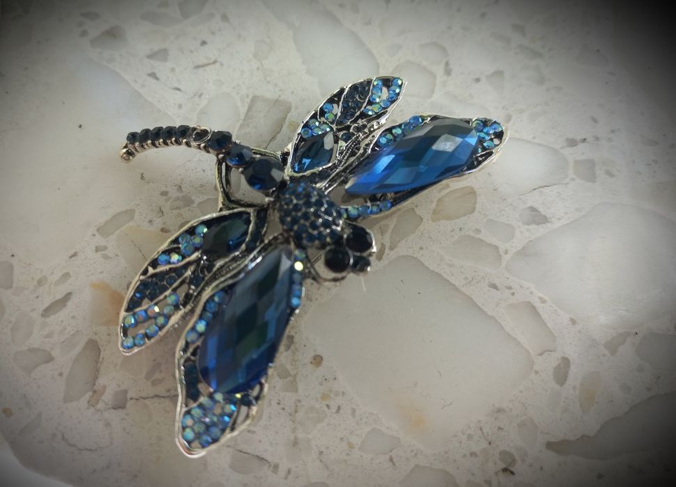 Broszka, agrafka ozdobna z kamieniami.