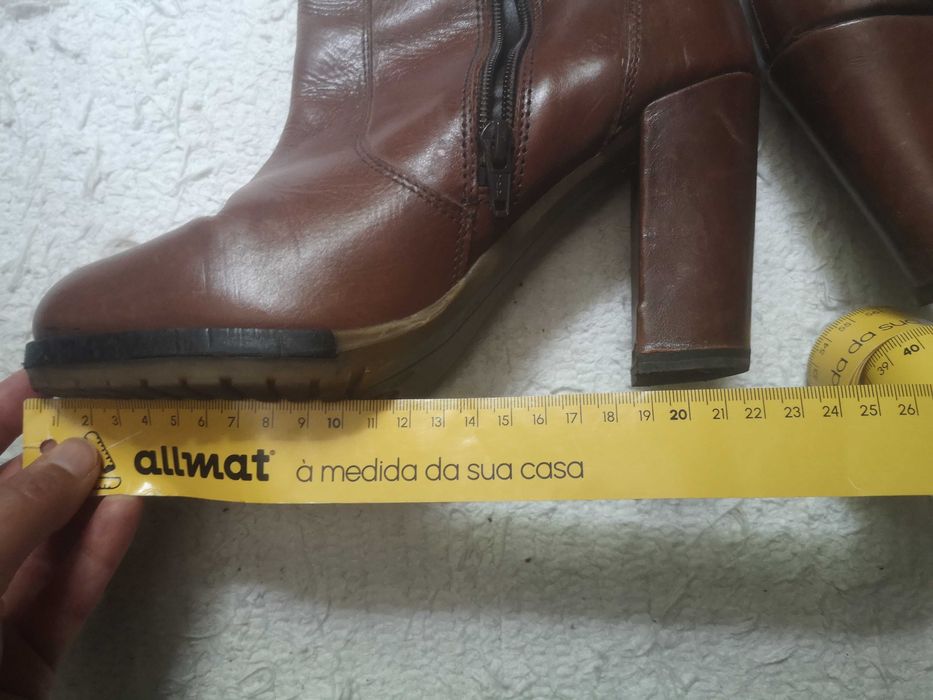 Bota de salto alto em pele