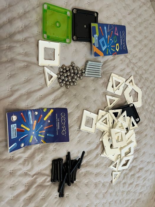 Dwa zestawy geomag około 130 części