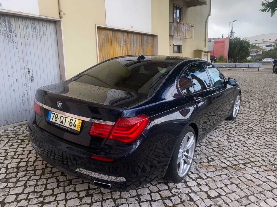 BMW 750I V8 Biturbo 4395 cc 407 cavalos, azul escuro