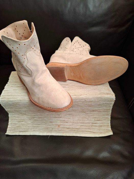 Kozaki beżowe wsuwane Bella Paris ażurowe cholewki ozdobne paski r. 37