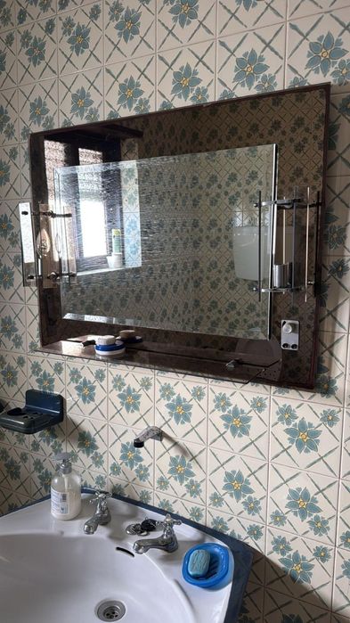 Espelho de casa de banho com iluminação