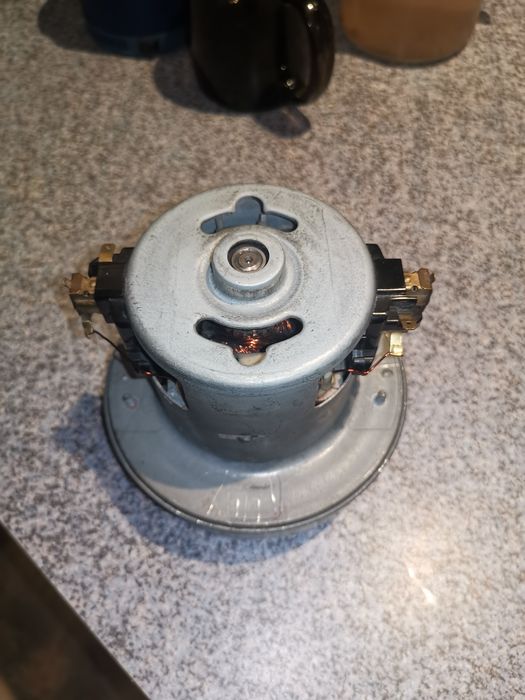 Мотор пылесоса на 2 квт. (нужна замена подшипника)