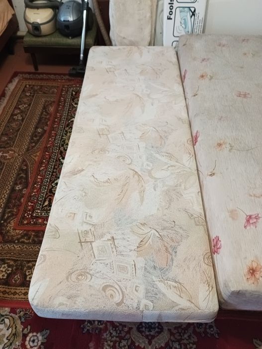 Кровать односпальная. Диван.