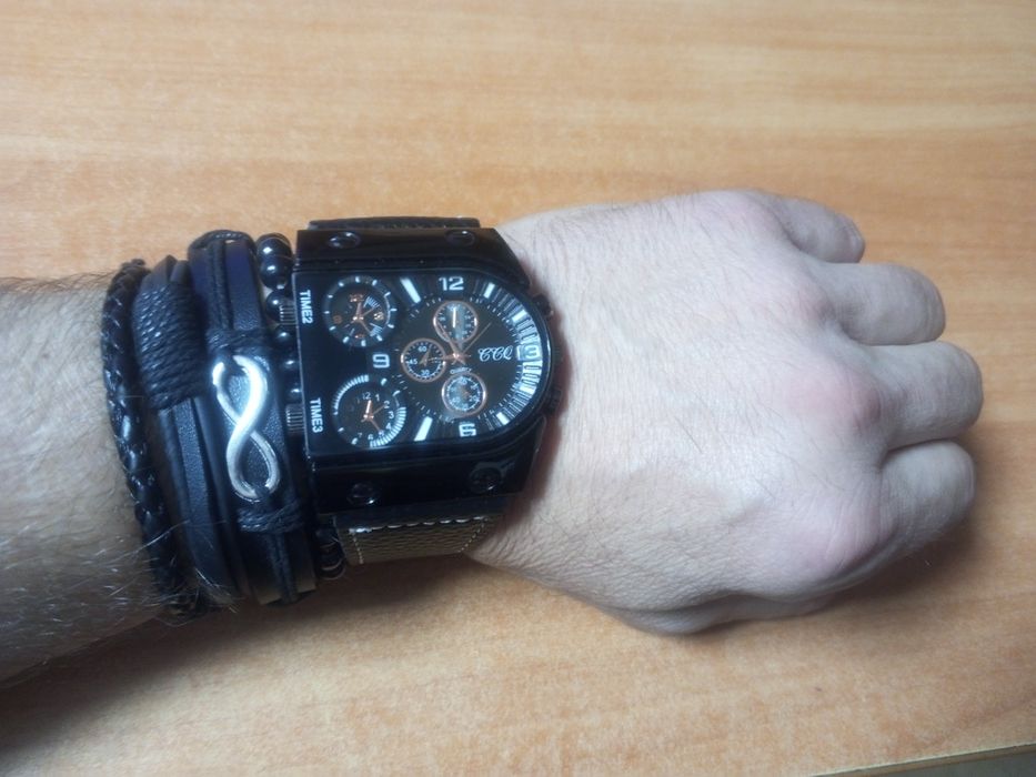 Чоловічий годинник.