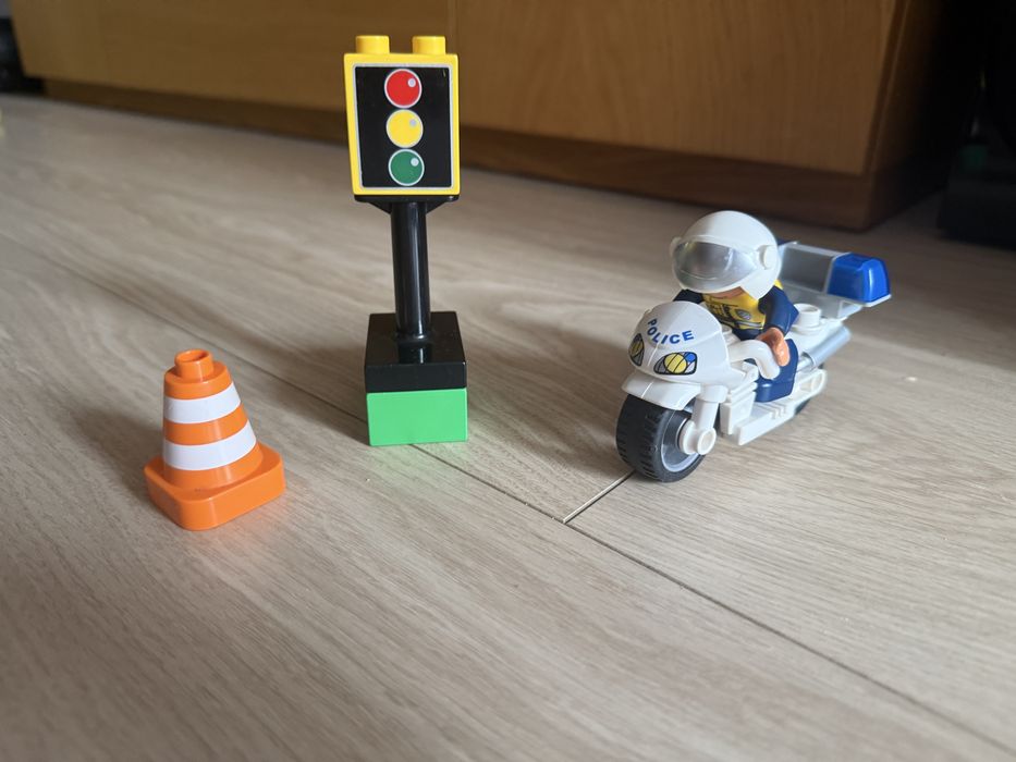 Policjant na motorze Lego Duplo 5679