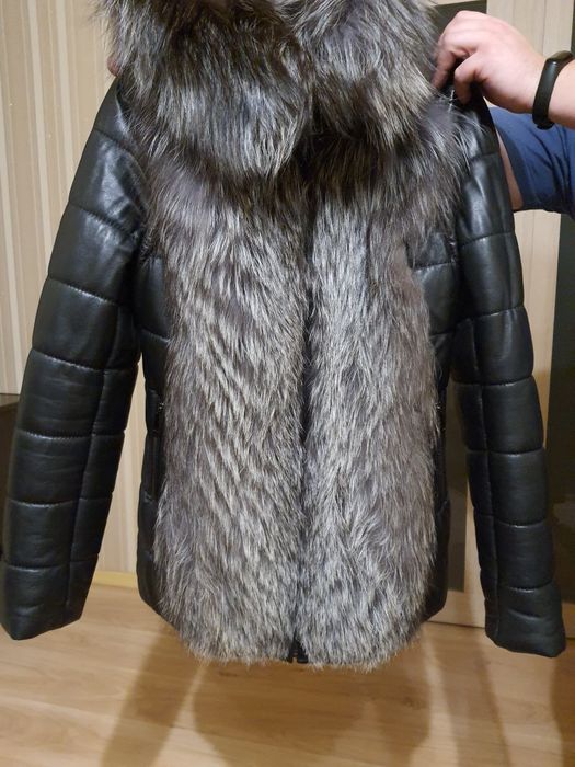 Шкіряна куртка-жилетка з хутром чорнобурки