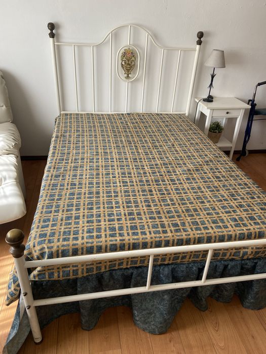 Cama de casal de ferro branco
