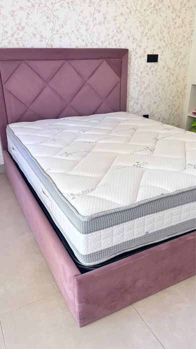 Cama com tecido aveludado