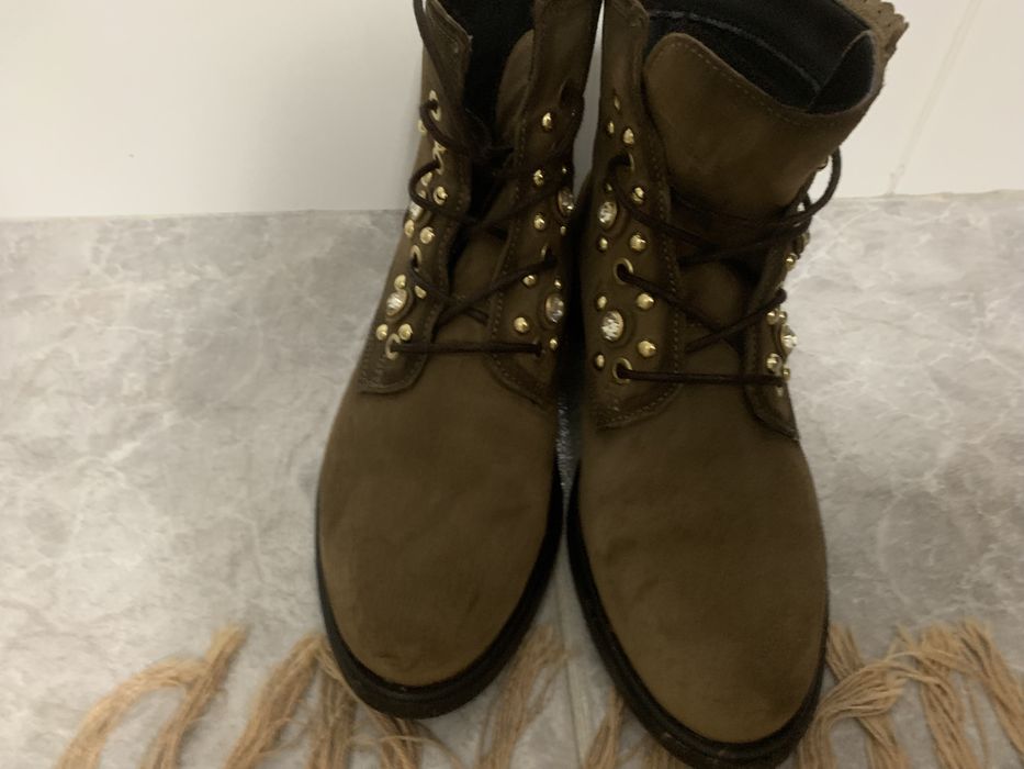 Botas castanhas com brilhantes