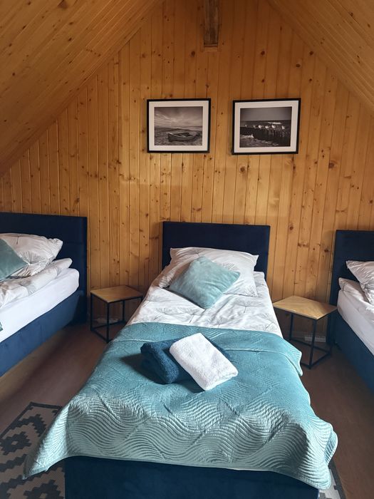 Domek na Mazurach nad jeziorem z linia brzegowa