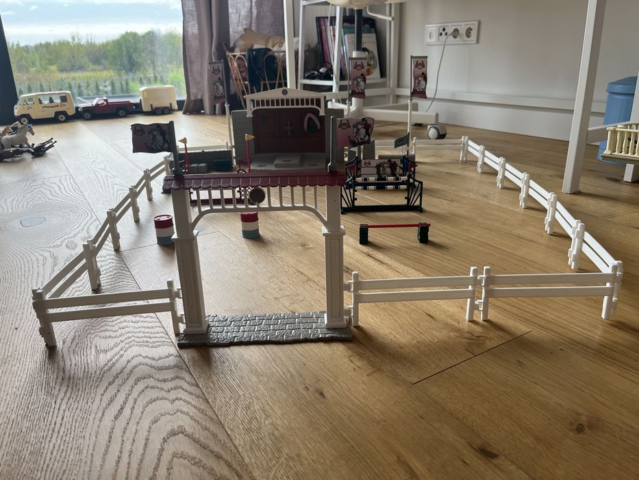 Schleich turniej jeździecki i auto z przyczepą