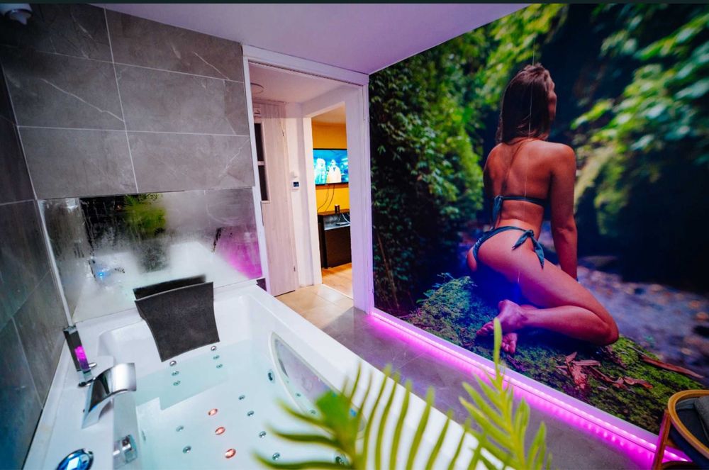 Studio33 dyskretny apartament z wanną z hydromasazem