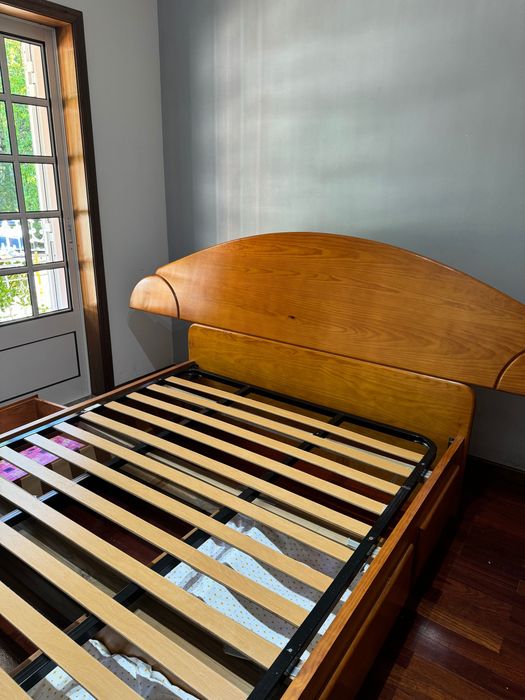 Cama de casal com mesinhas de cabeceira
