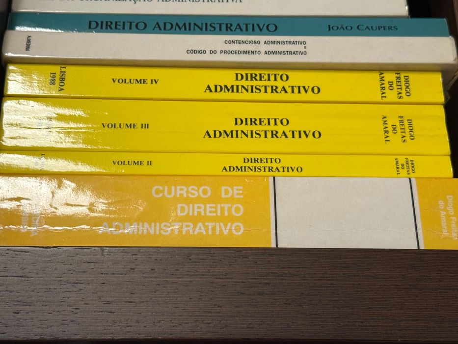 Vendo livros curso Direito FDL (1993)