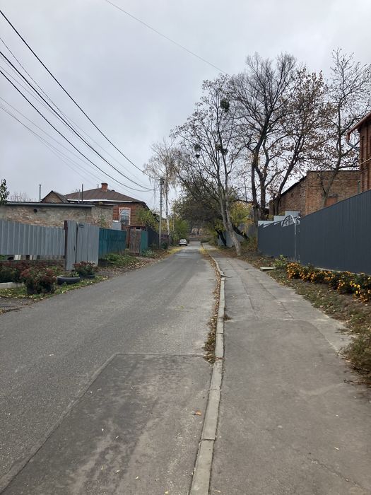 Продаж ділянки в центрі міста з незавершеною коробкою