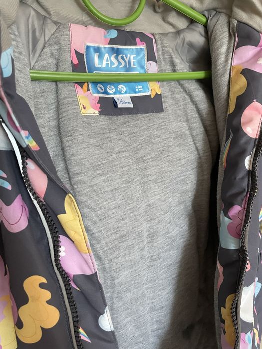 Продам куртку демісезон для дівчинки 5-6 років. Lassye