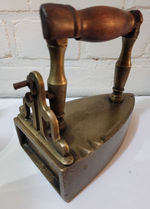 Stare przedwojenne mosiężne żelazko