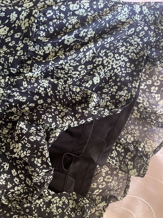 Sukienka czarna w kwiaty reserved M