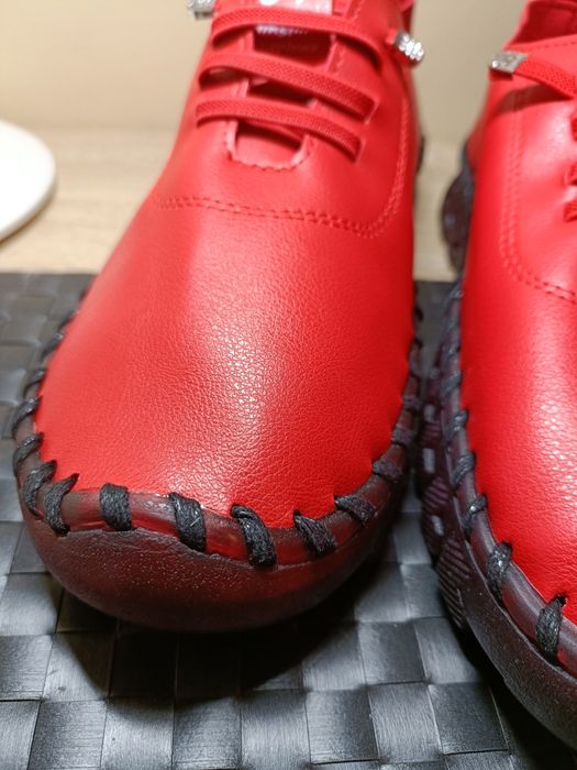 Nowe buty ze skóry ekologicznej 39